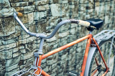 Sokaktaki eski bisiklet. Bisiklet, hareket özgürlüğü kavramı.