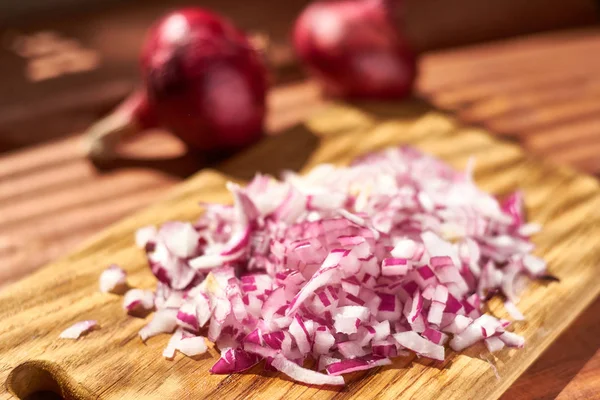 Tahta bir arka plan üzerinde dilimlenmiş kırmızı soğan. Salata, yemek için malzemeler. — Stok fotoğraf
