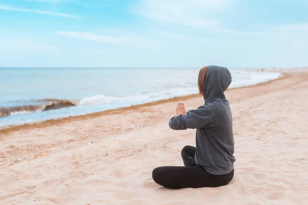 Mulher praticando meditação no litoral, oceano. Praticar pensamentos claros, acalmar-se. Yoga na costa . — Fotografia de Stock