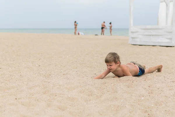 Malý chlapec na mořské pláži, oceán. Zábavné dítě na dovolené, venkovní aktivity. — Stock fotografie