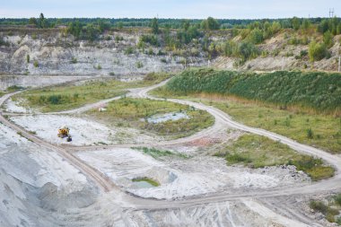 Kumun içinde bulunan kum çukurunun görünümü.