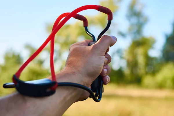 erkek el çekim için bir sapan tutar.