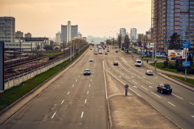 Kiev, Ukrayna - 23 Nisan 2019: Şehirde otoyol görünümü.