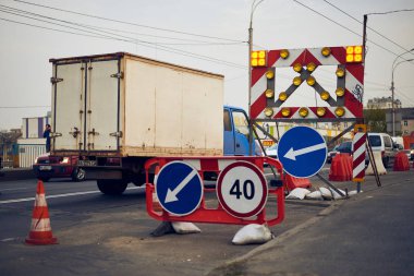 Kiev, Ukrayna - 23 Nisan 2019: Bir şehir caddesinde dolambaçlı tabelalarla yolda onarım yolu çalışmaları.