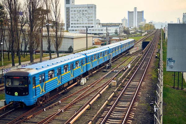 Киев, Украина - 23 апреля 2019 года: Метро едет по рельсам над землей в городе . — стоковое фото