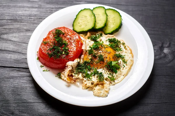 Uovo Alla Griglia Pomodoro Grigliato Piatto Fondo Legno Colazione Veloce — Foto Stock