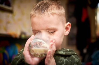 Çocuk bardaktan süt içiyor..