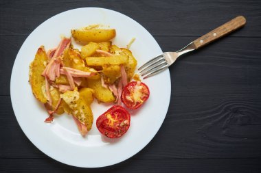 Pastırmalı, peynirli ve domatesli fırında patates.