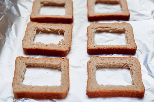 Haciendo Sándwiches Pan Tostado Cortar Media Tostada Para Aderezos — Foto de Stock