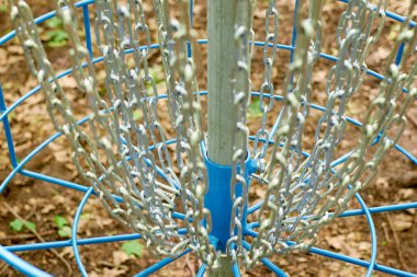 Metal zincirler sallanıyor. Soyut resim, arkaplan olarak kullanılabilir.