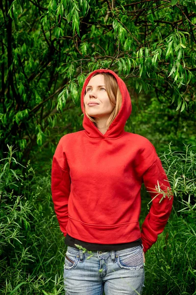 Žena Červeném Svetru Parku Zeleném Pozadí Zeleň — Stock fotografie