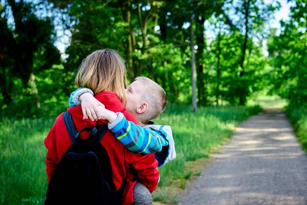 Annem Yeşil Bir Parkta Kucağında Bir Bebek Taşıyor — Stok fotoğraf