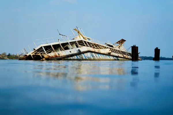 Barco Oxidado Hundido Medio Sumergido Bajo Agua Del Mar Río —  Fotos de Stock