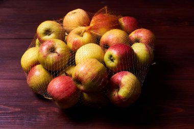 Ahşap arka planda bir ızgarada elma paketlemek.