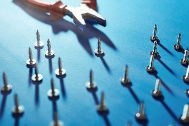 Mavi arka planda vida ve pense.