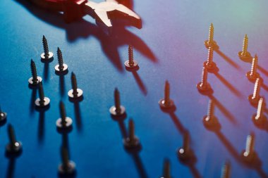 Mavi arka planda vida ve pense.