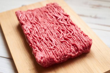 Ahşap bir arka planda kıyma..