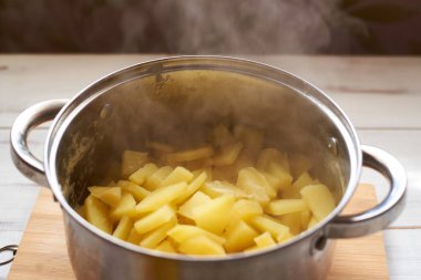 Tavada sıcak patates pişirdim..