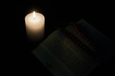 Yakıcı mum ve İncil, kitap. Tanrı 'ya, Hristiyanlığa, dine inanç kavramı.