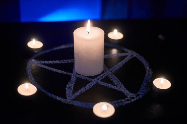 Pentagram ve yanan mumlar. Satanizmin sihirli ayini, ruhların yakarışı, ruhsal oturumlar..