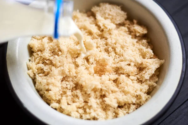 Yemeği Hazırlamak Için Bir Tabağa Süt Ekmek Koy Pirzola — Stok fotoğraf