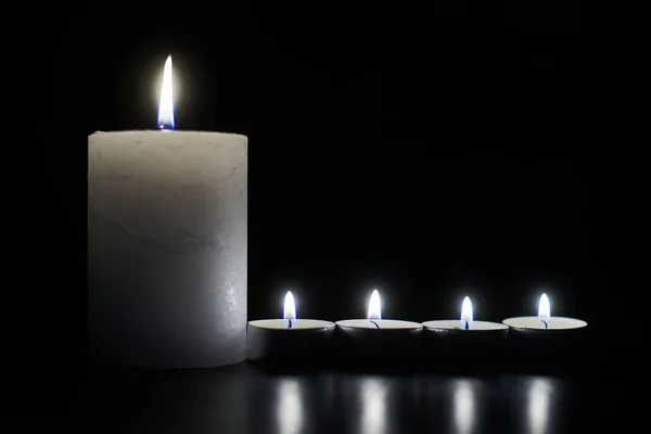 Algunas Velas Encendidas Oscuridad — Foto de Stock