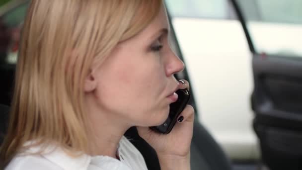 Uma Mulher Loira Está Falando Celular Carro — Vídeo de Stock