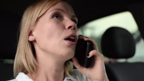 Blond Kvinna Pratar Mobiltelefon Bil — Stockvideo