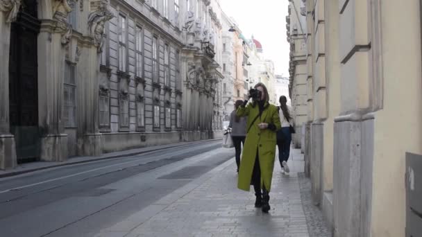 Una Donna Prende Una Macchina Fotografica Strada Turista Viaggiatore Lungo — Video Stock