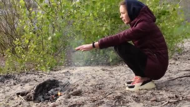 Eine Frau Wärmt Ihre Hände Feuer — Stockvideo