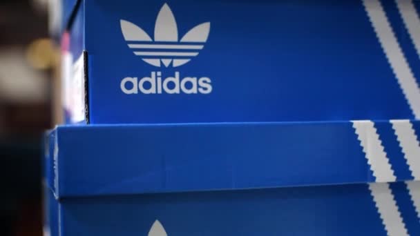 Kiev Ucraina Aprile 2020 Scatole Blu Con Scarpe Adidas Marca — Video Stock