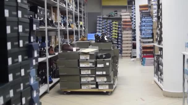 Kiev Oekraïne April 2020 Schoenenwinkel Met Diverse Schoenen — Stockvideo