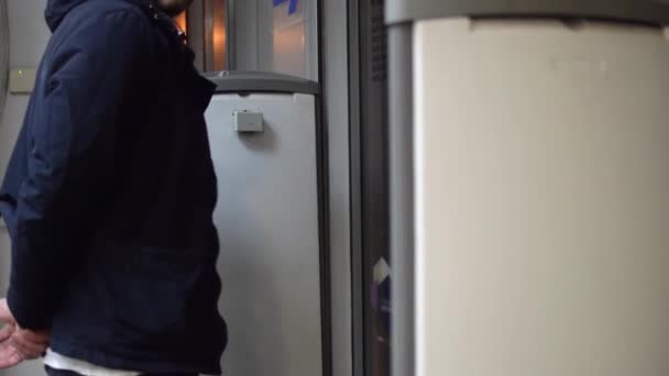 磁気ランプの近くの店の入り口の男性警備員 — ストック動画