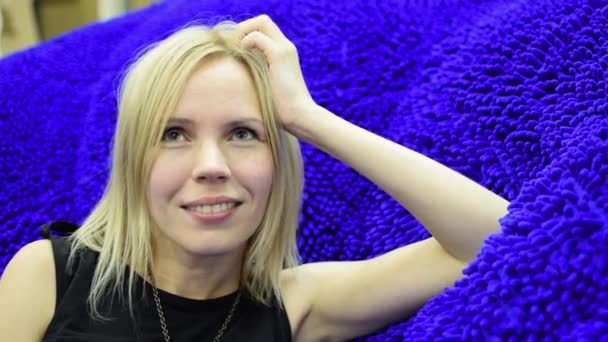 Blonde Frau Lächelt Auf Blauem Hintergrund — Stockvideo
