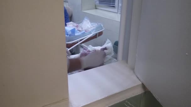 Sólo Niño Nacido Hospital Con Cordón Umbilical Vendado Los Médicos — Vídeo de stock