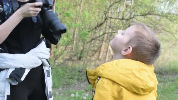 キエフ ウクライナ 2020年4月17日 女性写真家が公園で男の子の写真を撮る — ストック動画