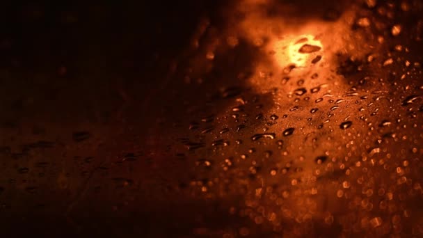 Las Gotas Bajan Por Cristal Del Coche Por Noche Vista — Vídeo de stock