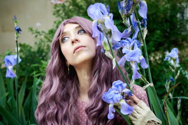 Önünde gözkapağı olan paletli bir kız..