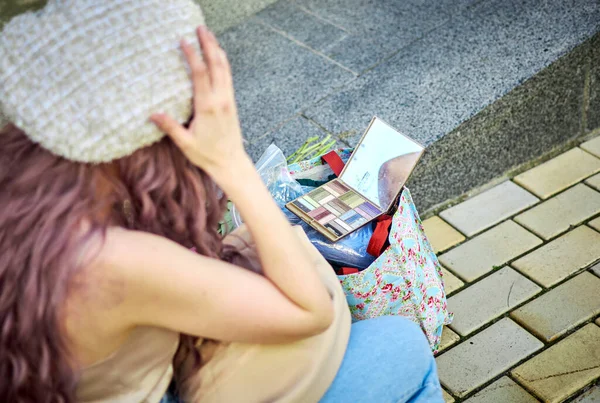 Dívka Vpředu Paletou Očním Stínem — Stock fotografie