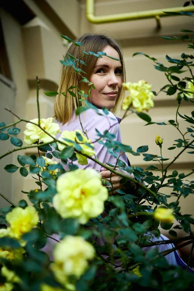 Middelbare Vrouw Struiken Met Gele Bloemen — Stockfoto