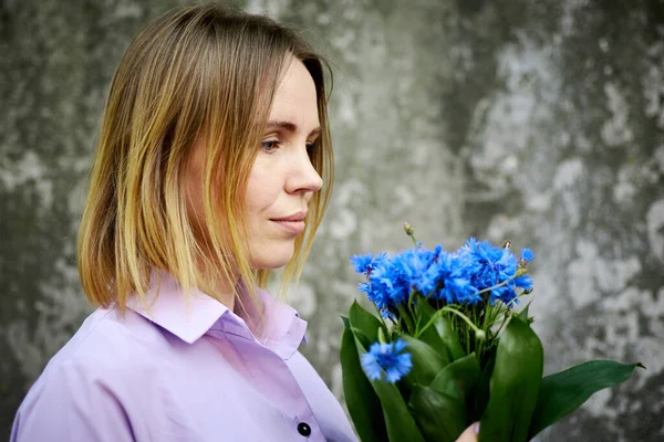 Middelbare Vrouw Met Een Boeket Blauwe Bloemen — Stockfoto