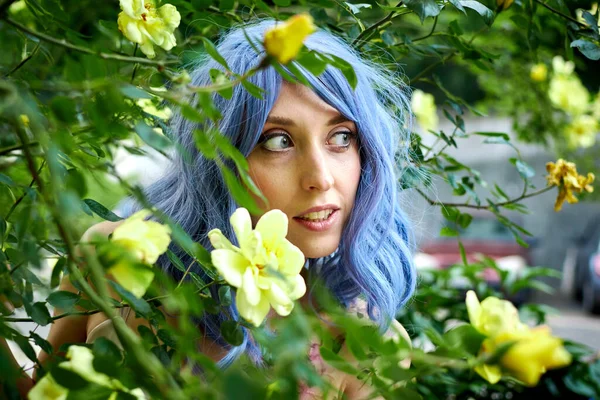 Chica Con Pelo Azul Ramas Verdes Con Flores Amarillas —  Fotos de Stock