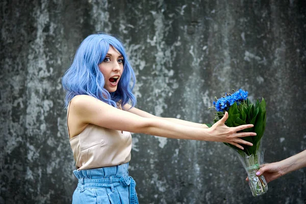 Een Meisje Met Blauw Haar Houdt Een Boeket Blauwe Bloemen — Stockfoto