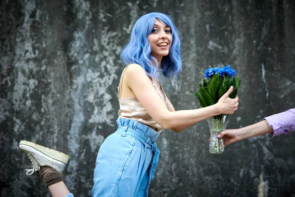 Een Meisje Met Blauw Haar Houdt Een Boeket Blauwe Bloemen — Stockfoto