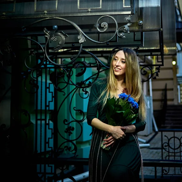 Chica Con Ramo Flores Azules Noche Calle —  Fotos de Stock