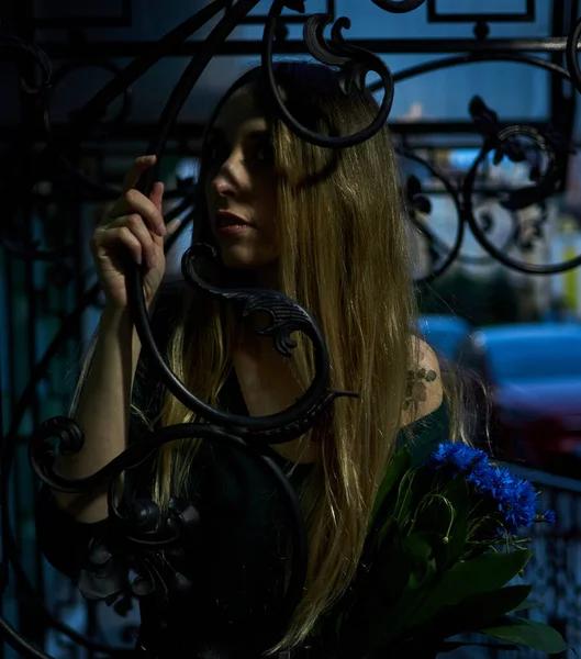 Menina Com Buquê Flores Azuis Noite Rua — Fotografia de Stock