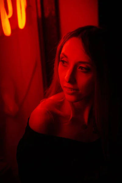 Chica Roja Iluminada Cerca Del Escaparate —  Fotos de Stock