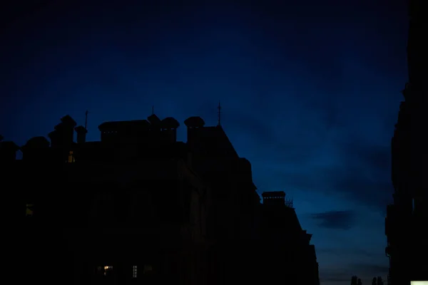 Widok Nocne Niebo Sylwetki Domów — Zdjęcie stockowe