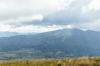 Dağların sisli görüntüsü.