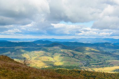 Dağlık arazinin manzarası. Bulutlarda gökyüzü olan dağlar.